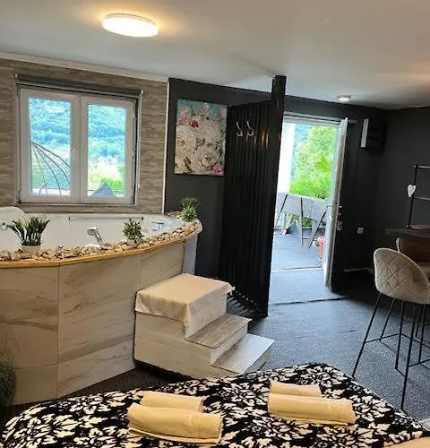 Royal Town- Luxury Jacuzzi Suite Daire